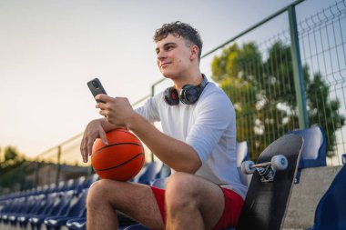 Beyazlar basketbol sahasında cep telefonu kullanıyor.