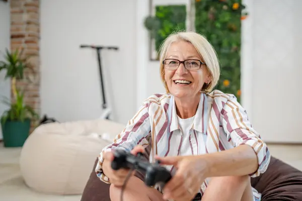 Mogen Kaukasiska Blond Kvinna Med Glasögon Spela Spelkonsol Med Joystick — Stockfoto
