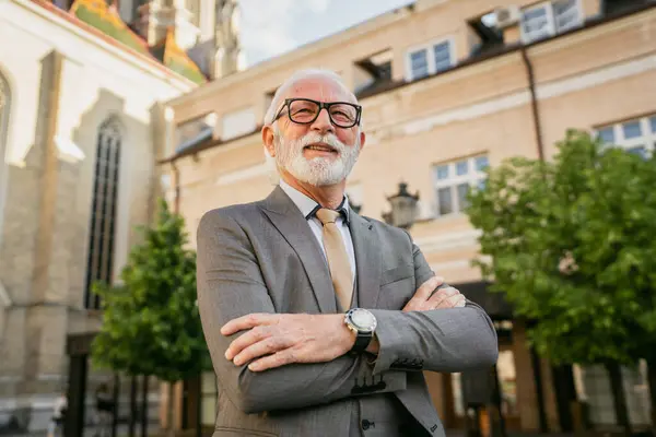 Porträtt Senior Man Med Skägg Affärsman Kostym Står Utomhus — Stockfoto