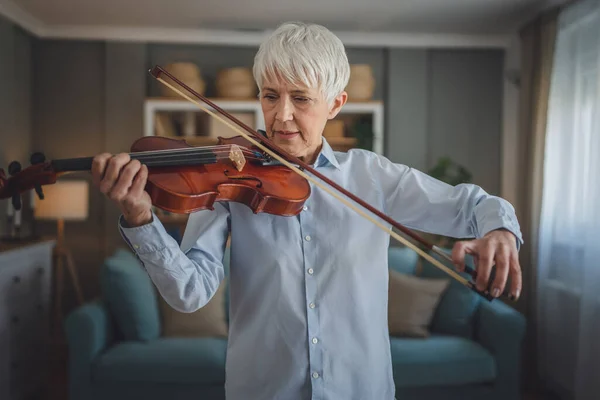 Mature Senior Caucasian Woman Learn Play Violin Practice Home — Stock Photo, Image