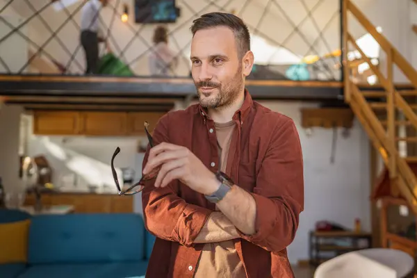 Ein Erwachsener Kaukasischer Mann Mit Bart Und Brille Steht Hause — Stockfoto