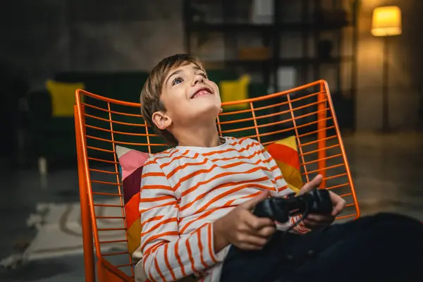 Een Jongen Zitten Thuis Houden Joystick Controller Spelen Console Video — Stockfoto