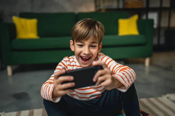 Een Jongen Zitten Thuis Houden Mobiele Telefoon Smartphone Videospelletjes Spelen — Stockfoto