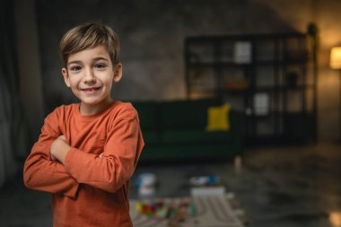 Kafkasyalı bir çocuk, yedi yaşında, evde okul çocuğu portresi çiziyor.