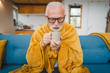 Beyaz bir erkek, son sınıf öğrencisi. Evdeki kanepede oturur. Bir fincan çay içer, nezle olur, hapşırır, hasta olur.