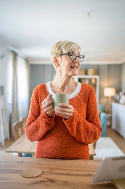 Kısa saçlı, mutlu, olumlu duygusal fotokopi çeken, evde duran, gözlük takan, her sabah kahve içen son sınıf öğrencisinin portresi.