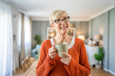 Kısa saçlı, mutlu, olumlu duygusal fotokopi çeken, evde duran, gözlük takan, her sabah kahve içen son sınıf öğrencisinin portresi.