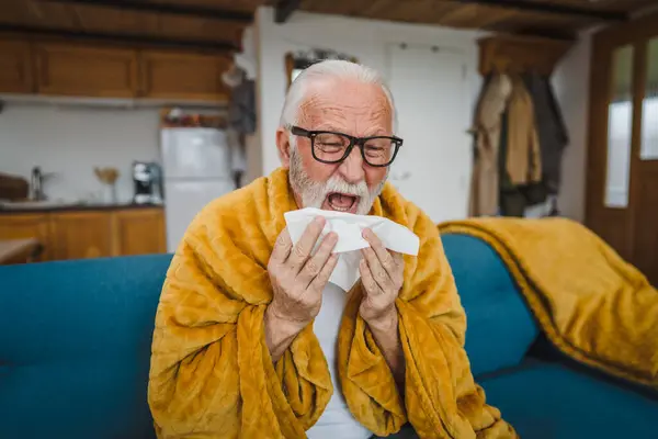 Een Blanke Man Senior Man Zitten Een Slaapbank Thuis Houden — Stockfoto