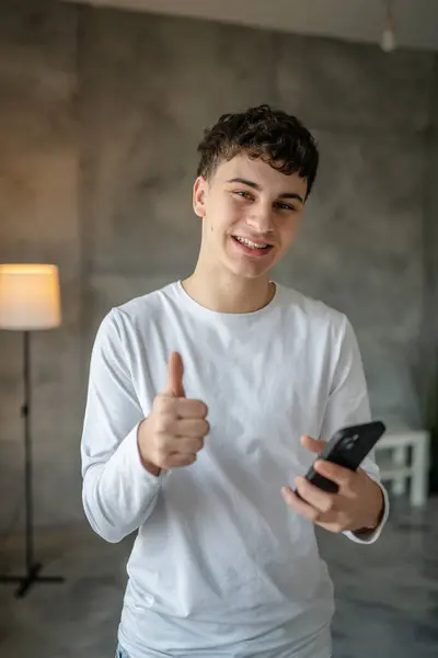 Uomo Caucasico Maschio Adolescente Ragazzo Utilizzare Smartphone Cellulare Navigazione Internet — Foto Stock