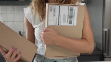 bir kadın postacı çocuk postalarını alır ve tutar