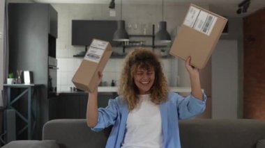 bir kadın postacı çocuk postalarını alır ve tutar