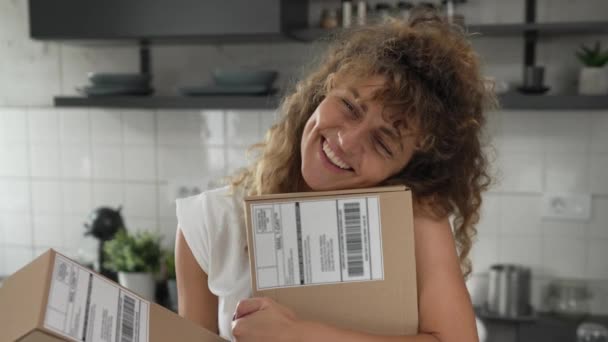Één Vrouw Ontvangt Houdt Post Pakketpost Jongen Post Aanwezig Thuis — Stockvideo