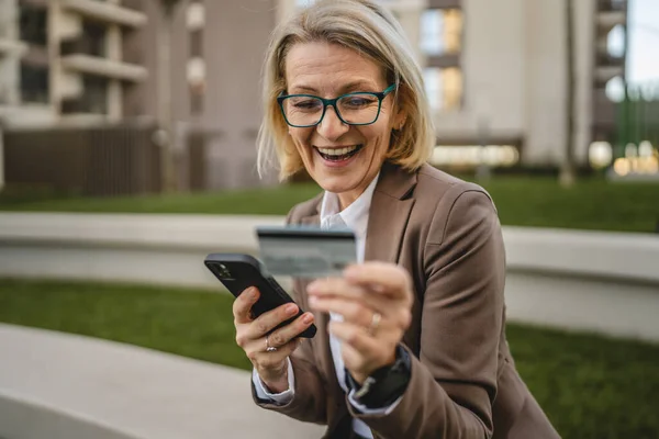One Woman Sitting Front Building Looking Mobile Phone Holding Credit — Stock Photo, Image