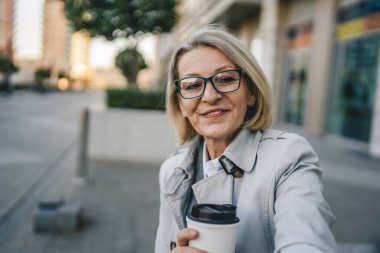 Bir olgun kadın kendi kendine yeten selfie UGC Kullanıcı içeriği oluşturdu
