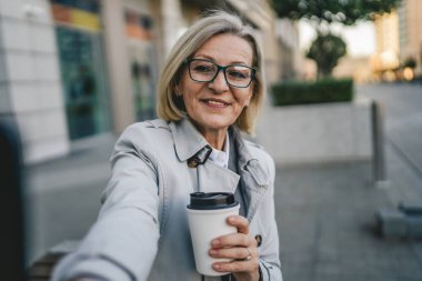 Bir olgun kadın kendi kendine yeten selfie UGC Kullanıcı içeriği oluşturdu