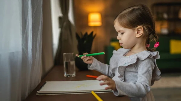 Küçük Beyaz Kız Evde Pastel Boyalarla Oynuyor — Stok fotoğraf