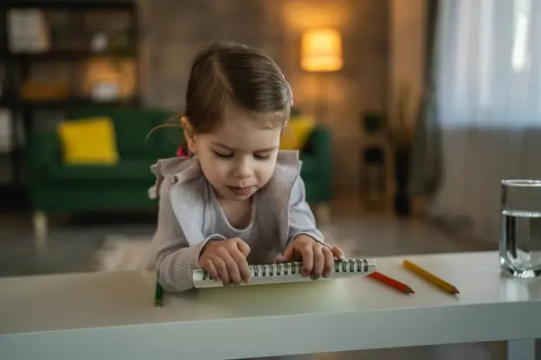 Tout Petit Fille Caucasien Enfant Jouer Avec Des Crayons Maison — Photo
