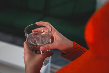 Bilinmeyen beyaz bir kadının göbeğine yaklaştık. Elinde bir bardak su vardı.