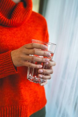 Bilinmeyen beyaz bir kadının göbeğine yaklaştık. Elinde bir bardak su vardı.