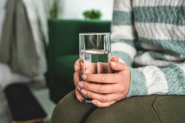Närbild Mittsektionen Okänd Kaukasisk Kvinna Hålla Glas Vatten — Stockfoto
