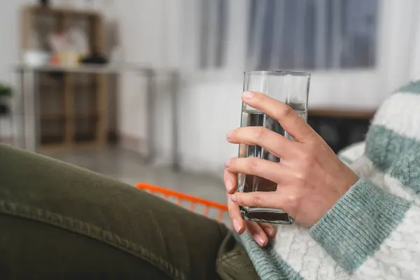 Närbild Mittsektionen Okänd Kaukasisk Kvinna Hålla Glas Vatten — Stockfoto