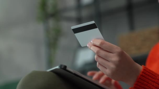 Close Hand Unknown Woman Hold Credit Card Shopping Online — Vídeo de Stock