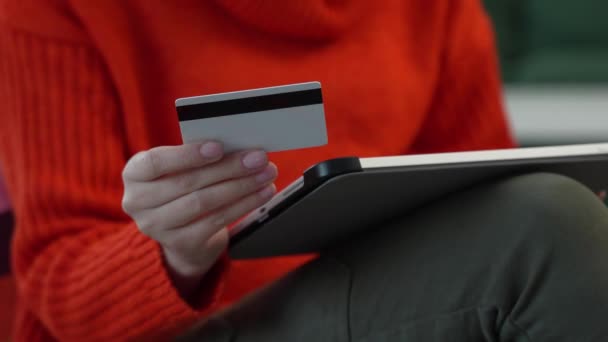 Close Hand Unknown Woman Hold Credit Card Shopping Online — Stock videók