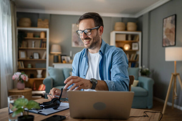 один взрослый мужчина белый мужчина с бородой работы на ноутбуке дома счастливая улыбка успех внештатный предприниматель или удаленной работы концепции