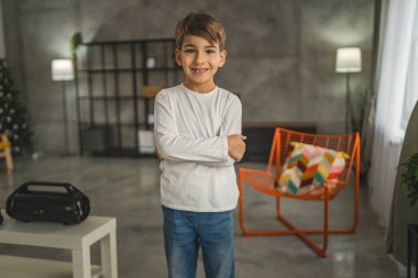 Kafkasyalı bir çocuk, yedi yaşında, evde okul çocuğu portresi çiziyor.