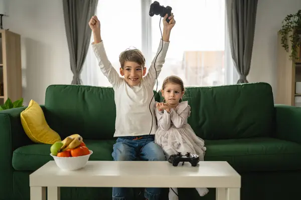 Dwoje Dzieci Mały Brat Kaukaski Siostra Szczęśliwy Dzieci Rodzeństwo Chłopiec — Zdjęcie stockowe