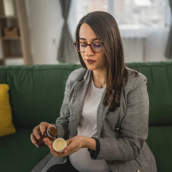 Gravid Kvinna Hålla Piller Och Recept Förväntad Mamma Läsa Bipacksedel — Stockfoto