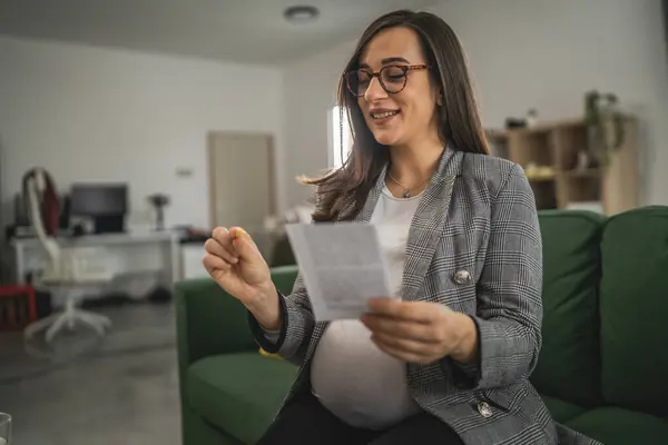 Mujer Embarazada Mantenga Las Pastillas Prescripción Madre Embarazada Lea Prospecto — Foto de Stock