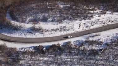 Sırbistan 'da kar yağışlı hava manzaralı kış gününde araba turu