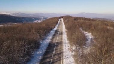 Sırbistan 'da kar yağışlı hava manzaralı kış gününde araba turu