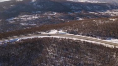 Sırbistan 'da kar yağışlı hava manzaralı kış gününde araba turu