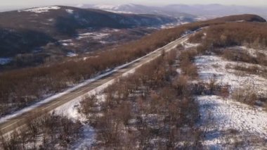 Sırbistan 'da kar yağışlı hava manzaralı kış gününde araba turu