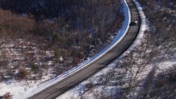 Jazda Samochodem Śnieżny Zimowy Dzień Drodze Widokiem Powietrza Śniegu Serbii — Wideo stockowe