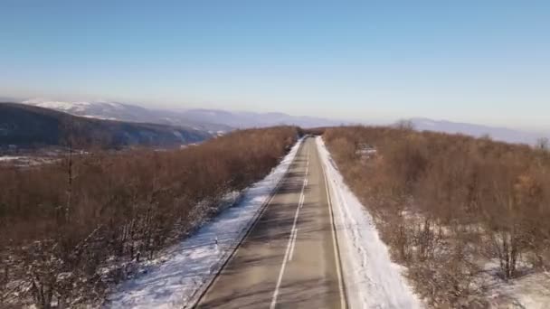 在塞尔维亚 汽车在雪冬的道路上驾驶 空中看到雪景 — 图库视频影像
