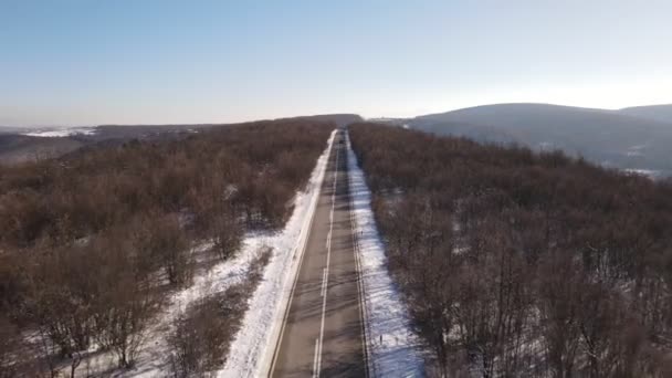 セルビアの雪の空中ビューで道路上の雪の冬の日の車のドライブ — ストック動画