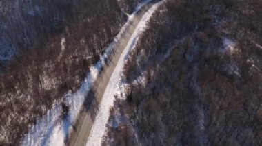 Sırbistan 'da Knjazevac yakınlarında kış günü beyaz karlı dağlarda yüksek açılı insansız hava aracı videosu, seyahat yolculuğu ve tatil konsepti
