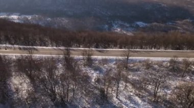 Sırbistan 'da Knjazevac yakınlarında kış günü beyaz karlı dağlarda yüksek açılı insansız hava aracı videosu, seyahat yolculuğu ve tatil konsepti