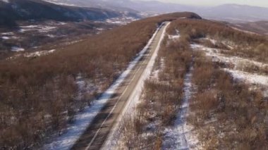 Sırbistan 'da Knjazevac yakınlarında kış günü beyaz karlı dağlarda yüksek açılı insansız hava aracı videosu, seyahat yolculuğu ve tatil konsepti