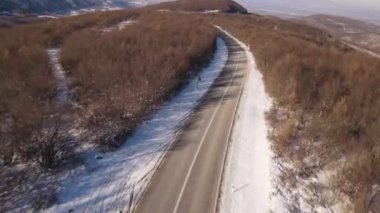 Sırbistan 'da Knjazevac yakınlarında kış günü beyaz karlı dağlarda yüksek açılı insansız hava aracı videosu, seyahat yolculuğu ve tatil konsepti