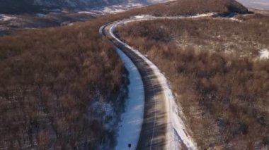 Sırbistan 'da Knjazevac yakınlarında kış günü beyaz karlı dağlarda yüksek açılı insansız hava aracı videosu, seyahat yolculuğu ve tatil konsepti