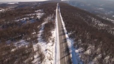 Sırbistan 'da Knjazevac yakınlarında kış günü beyaz karlı dağlarda yüksek açılı insansız hava aracı videosu, seyahat yolculuğu ve tatil konsepti