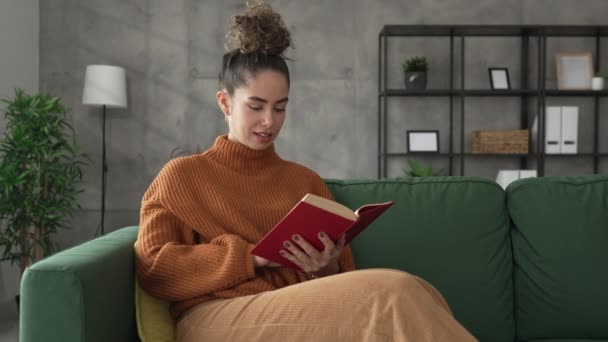 若い大人の女性 人の女性は本を読むか または自宅で勉強します — ストック動画