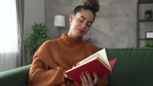 Молодая Взрослая Женщина Одна Женщина Читает Книгу Учится Дома — стоковое видео