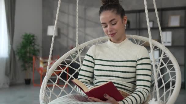 Młoda Dorosła Kobieta Jedna Kobieta Czytać Książki Lub Badania Domu — Wideo stockowe