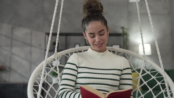 Fiatal Felnőtt Egy Olvasni Könyvet Vagy Tanulmány Otthon — Stock videók