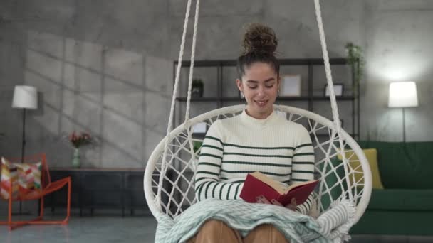 Fiatal Felnőtt Egy Olvasni Könyvet Vagy Tanulmány Otthon — Stock videók